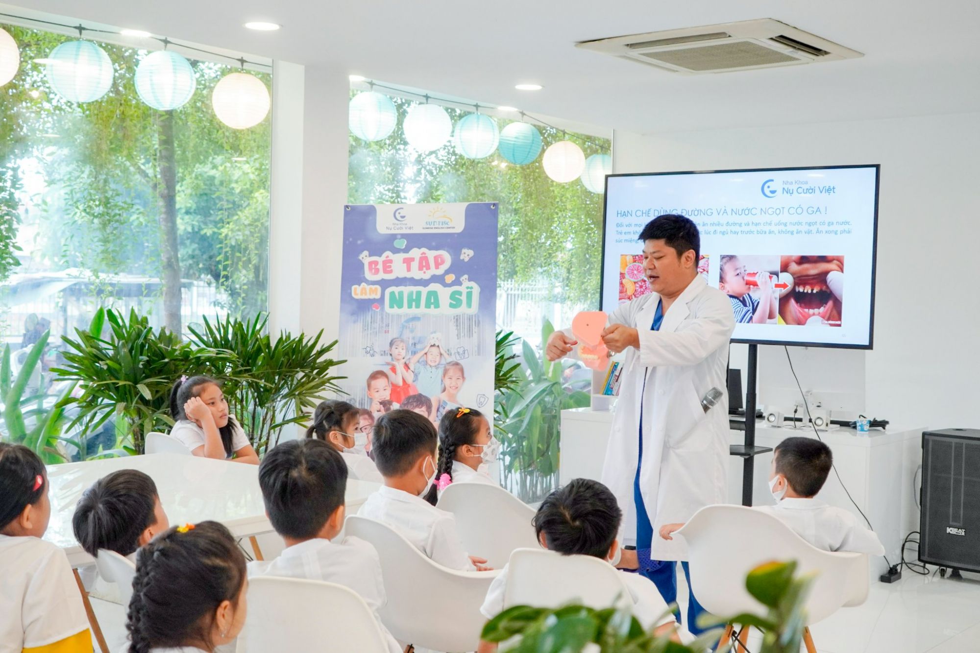 Bé Tập Làm Nha Sĩ 24093