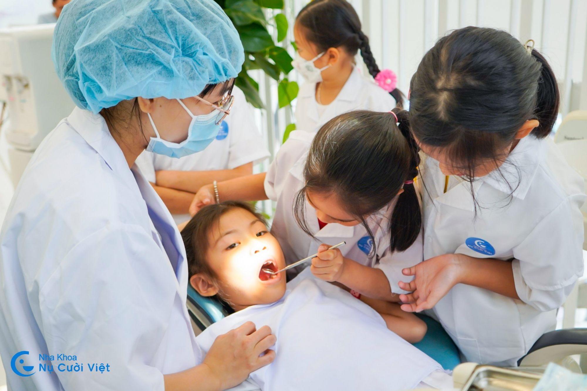 Bé Tập Làm Nha Sĩ 24094
