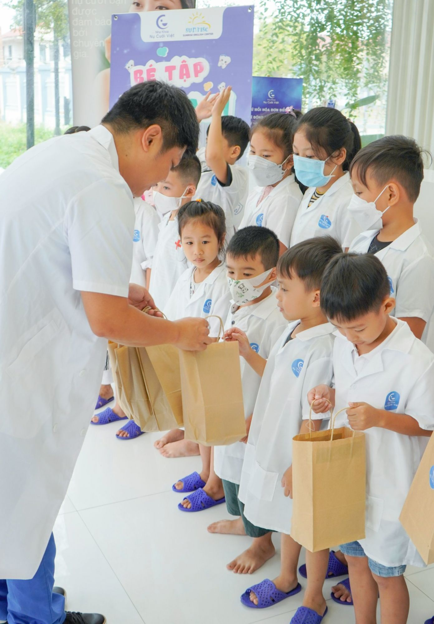Bé Tập Làm Nha Sĩ 24099