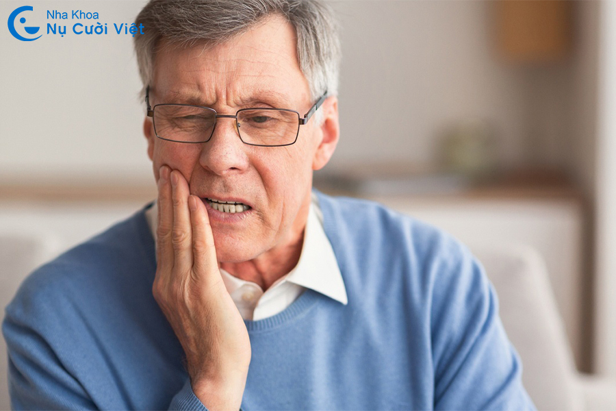 Nụ Cười Việt - Người bị loãng xương có cấy ghép Implant được không? Cần lưu ý gì để tăng tỉ lệ thành công?