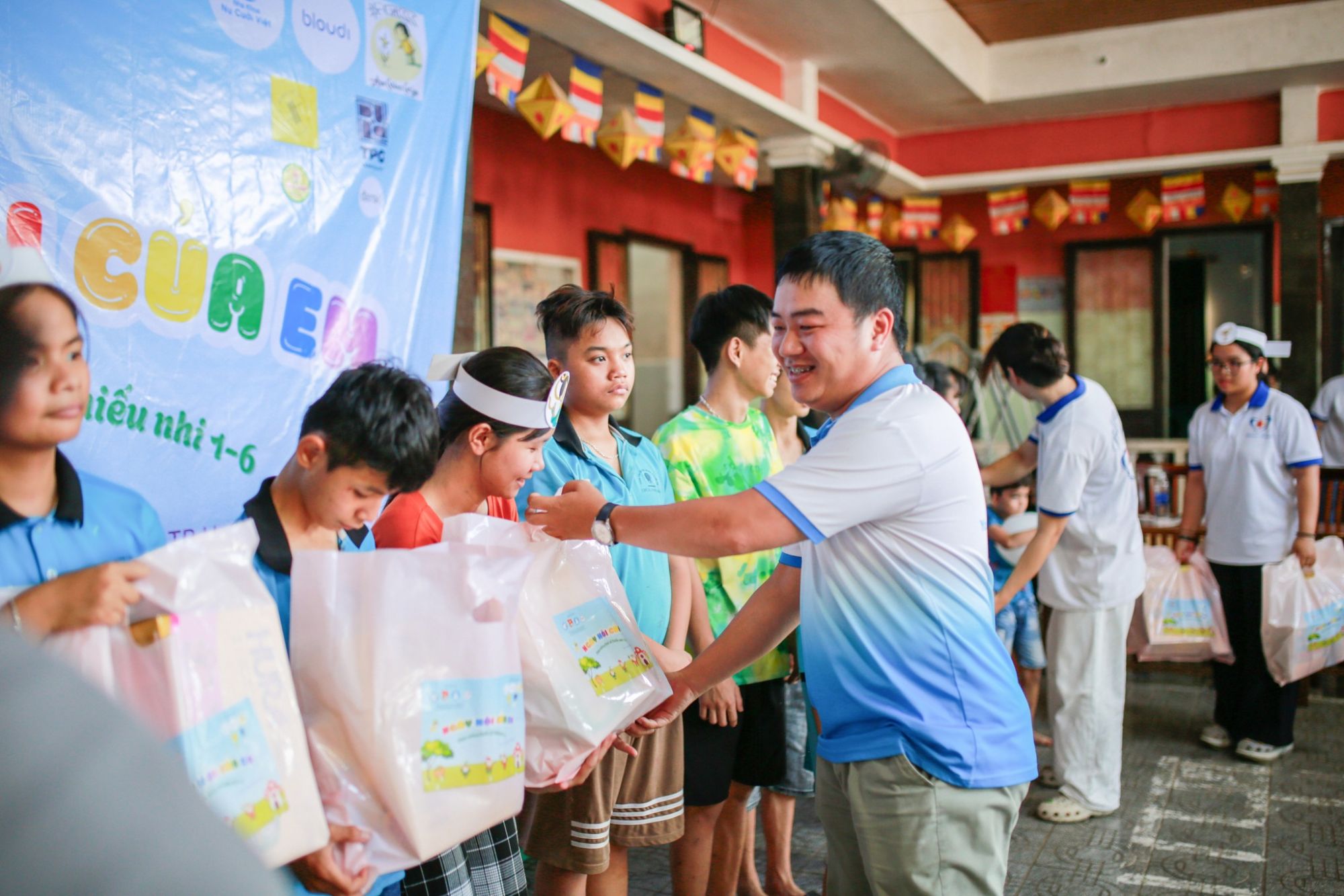 Nụ Cười Việt - NỤ CƯỜI VIỆT THAM GIA CHUỖI “NGÀY HỘI CỦA EM 2025” - MANG TẾT THIẾU NHI ĐẦY TIẾNG CƯỜI ĐẾN CÁC EM NHỎ KHÓ KHĂN TẠI TP.HUẾ