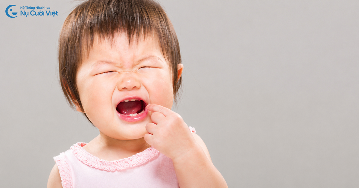 dấu hiệu trẻ mọc răng hay quấy khóc