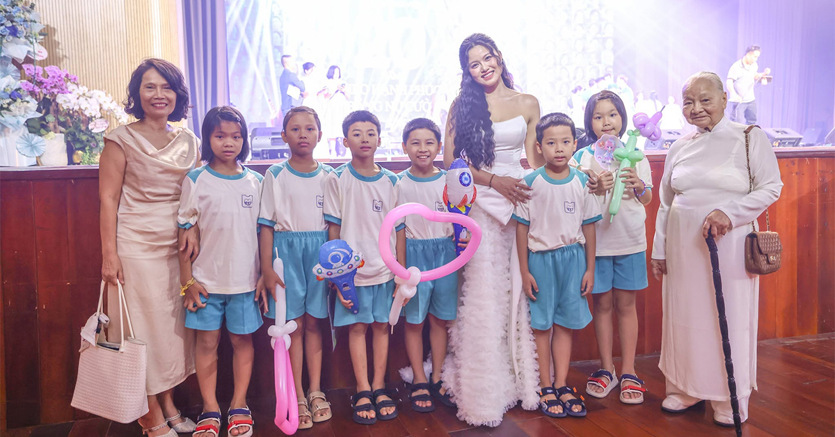 các em nhỏ trong đêm gala kỷ niệm 20 ănm