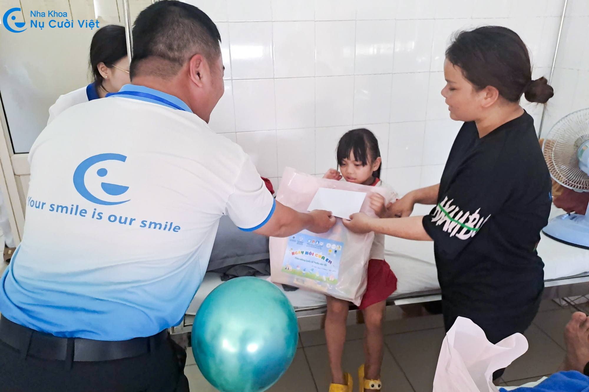 nha khoa nụ cười việt tặng quà cho các em nhỏ trong chương trình ngày hội của em 2025