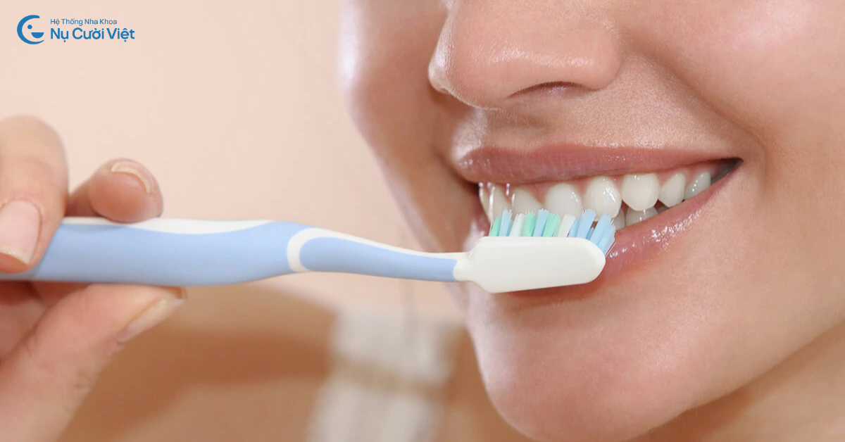 sau khi nhổ răng bao lâu thì được đánh răng