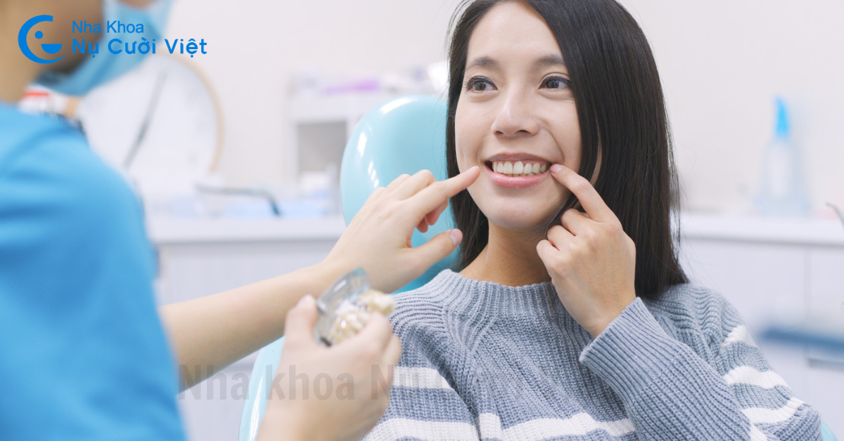 táo khám sau khi bọc sứ 2 răng cửa