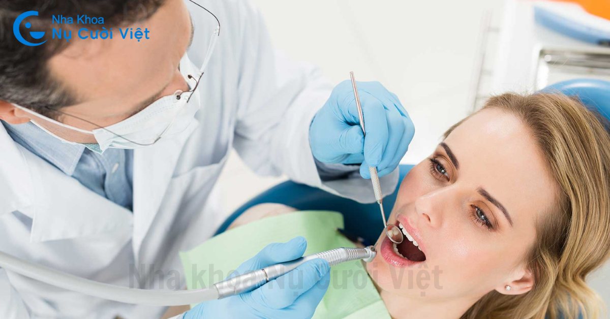 thăm khám định ký sau khi cấy ghép implant